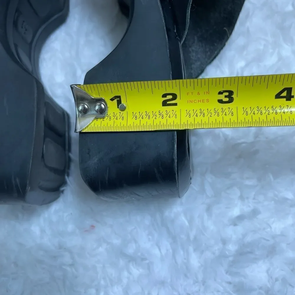 Nine West Cloud black leather thong sandals with gold tone accents size 8.5
